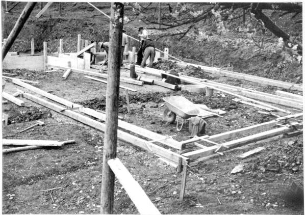 15a Wohnhausfundament sind eingeschalt - Mai 63.jpg